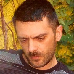 Еліс Бекташ - письменник, журналіст (Сараєво, Боснія і Герцеговина).