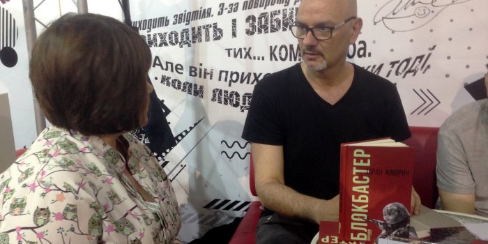 Зоран Жмирич підписує книжку