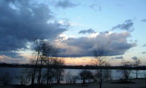 Хмари, небо, дерева, озеро, захід сонця, красиве фото з заходом сонця, вечірній Київ.