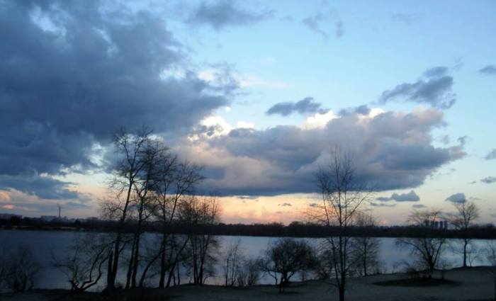 Хмари, небо, дерева, озеро, захід сонця, красиве фото з заходом сонця, вечірній Київ.