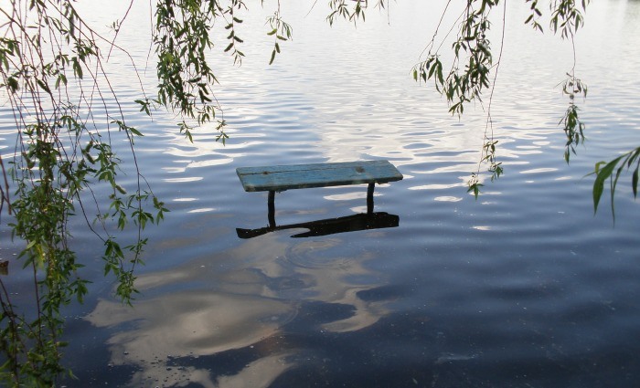 Лавка серед води.