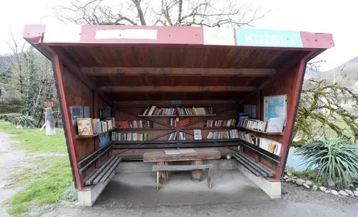 Автобусна зупинка в хорватському селі, де розміщена невелика бібліотека