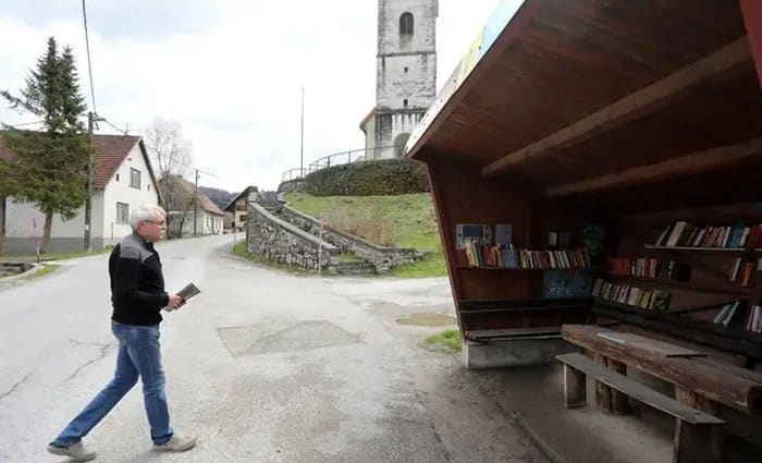 Бібліотека на автобусній зупинці в Хорватії
