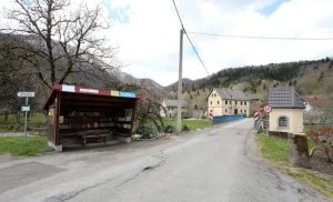 Бібліотека на зупинці автобуса в Хорватії