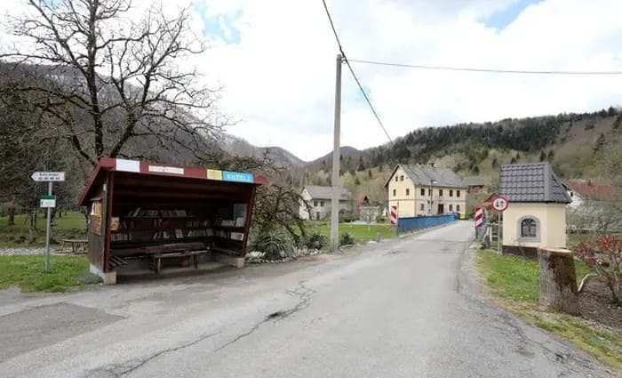 У Хорватії працює бібліотека на автобусній зупинці