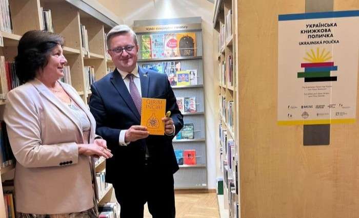 Українська книжкова поличка в бібліотеці міста Брно, Чехія
