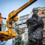 У Києві знімають захист з пам’ятників: почали з Лесі Українки