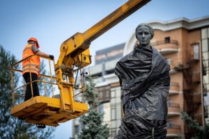 У Києві знімають захист з пам’ятників: почали з Лесі Українки